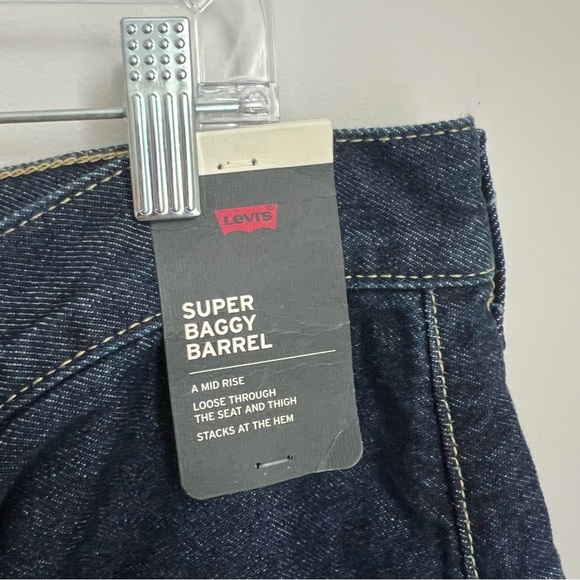 NEW Levi's Super Baggy Barrel Leg Blue Jeans in Dark Wash Women's 33 - Picture 8 of 13
